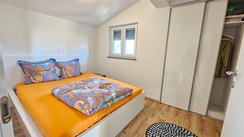 Ložnice s manželskou postelí a vestavěnou skříní