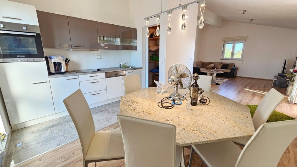 Moderní kuchyně s jídelním koutem a jídelním stolem