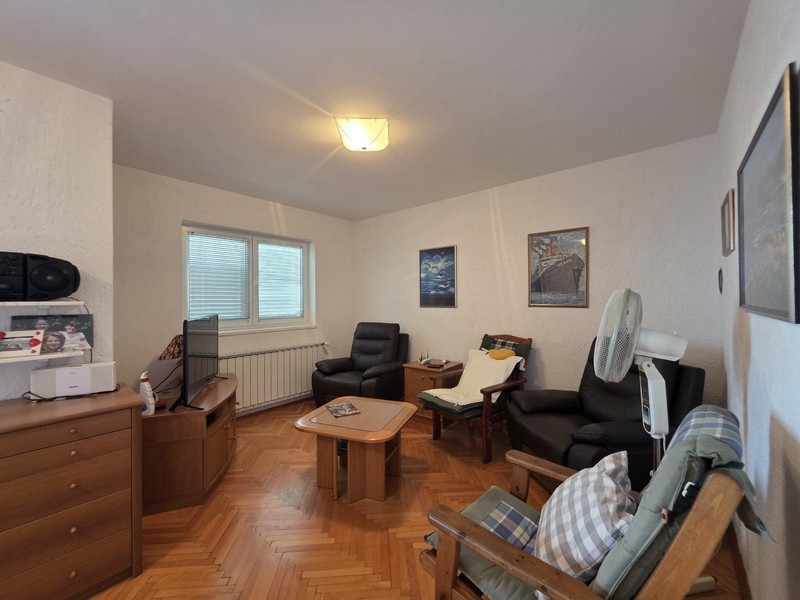 Zařízený obývací prostor nemovitosti A3741 v Chorvatsku.