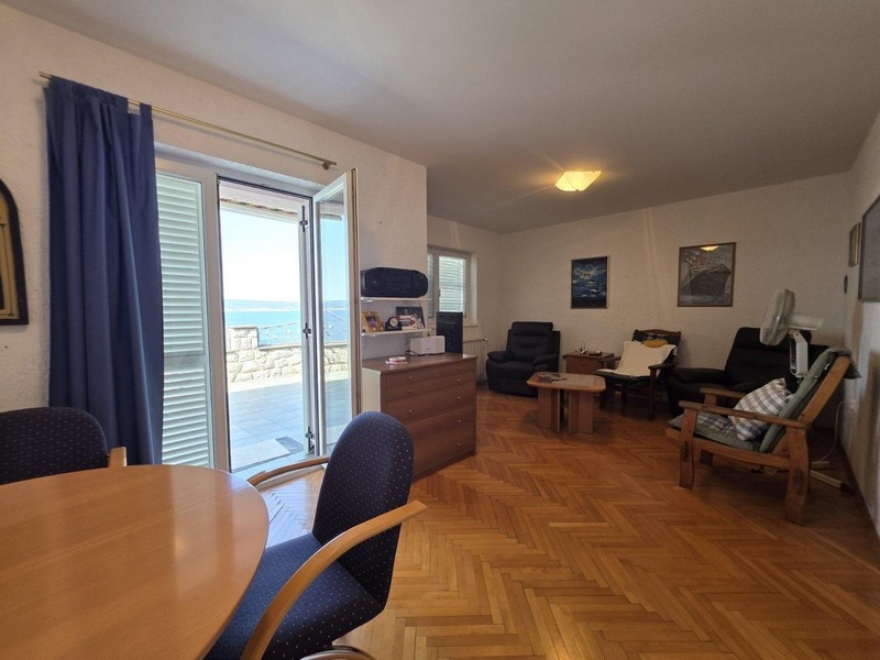 Obývací pokoj a vstup na terasu nemovitosti A3741.