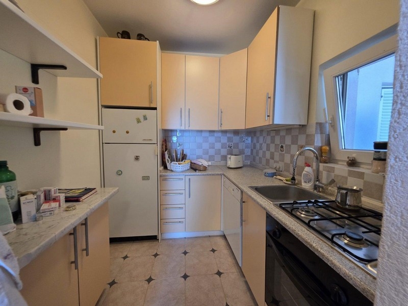Kuchyň apartmánu v Crikvenici s vybavenou kuchyní