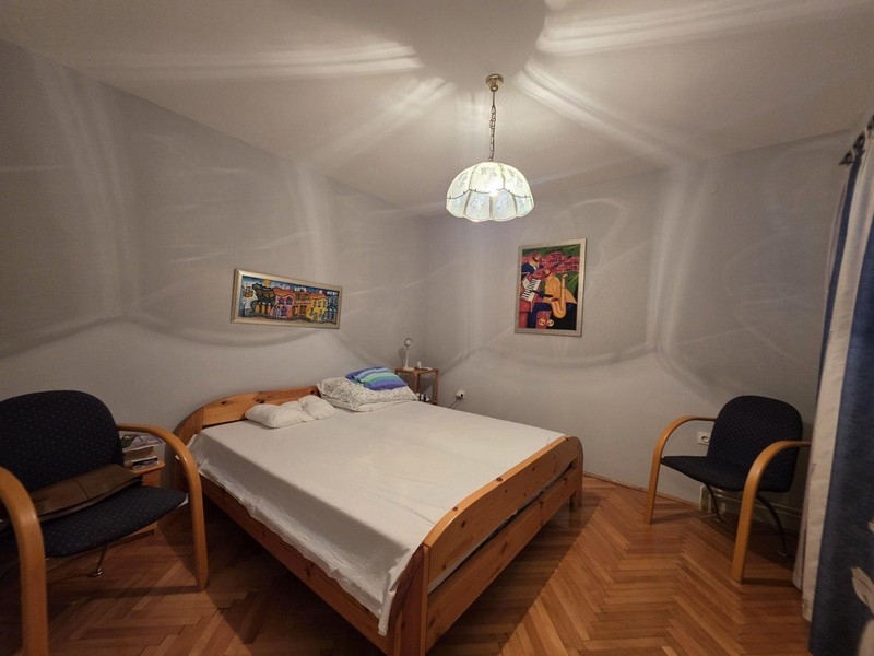 Ložnice s manželskou postelí a posezením