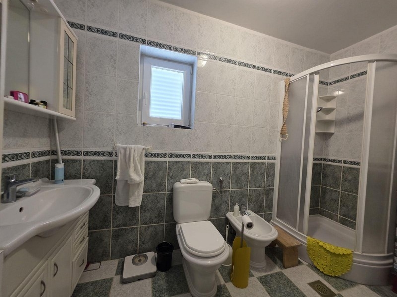 Koupelna se sprchovým koutem, toaletou a bidetem