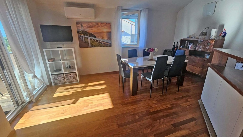 Klimatizovaný prostor s vysoce kvalitními parketami.