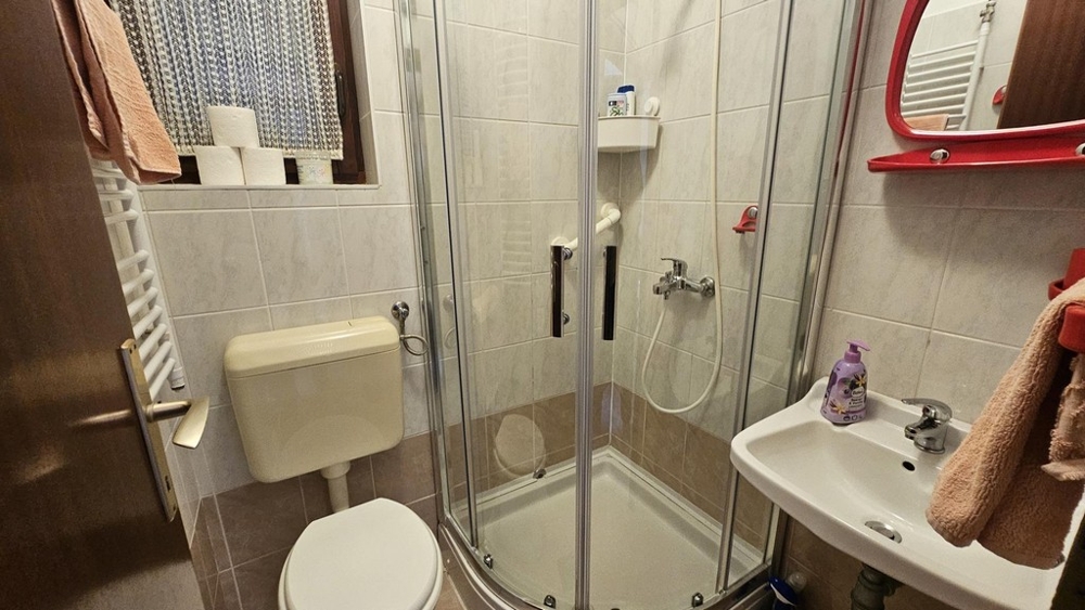 Koupelna se sprchovým koutem, toaletou a umyvadlem