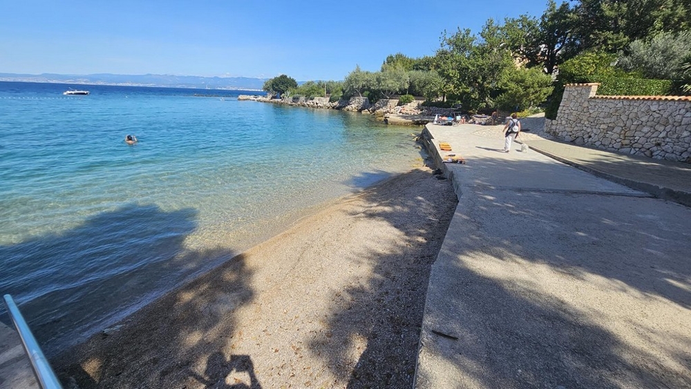 Část pláže s přístupem do moře