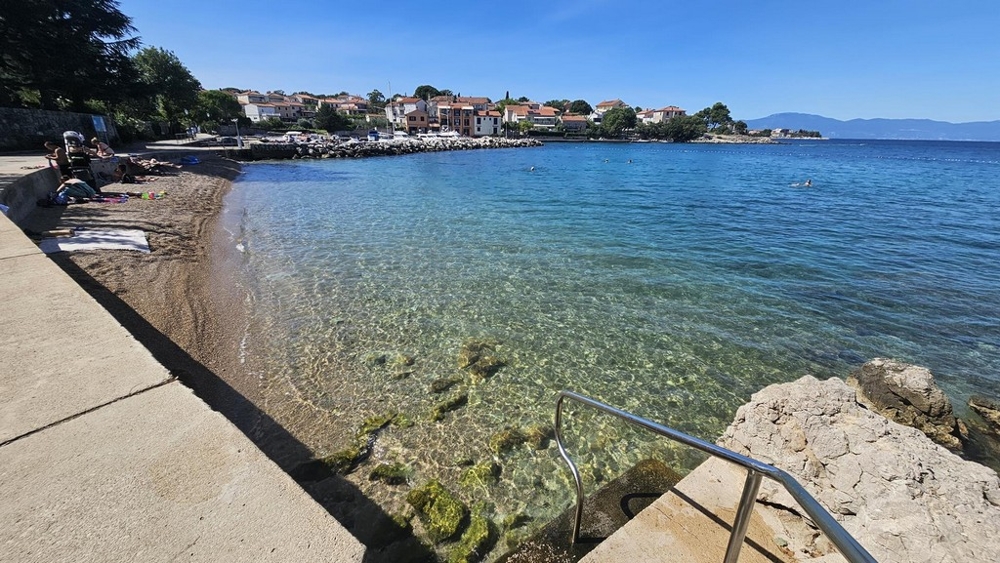 Pohled na záliv s pláží a čistou vodou