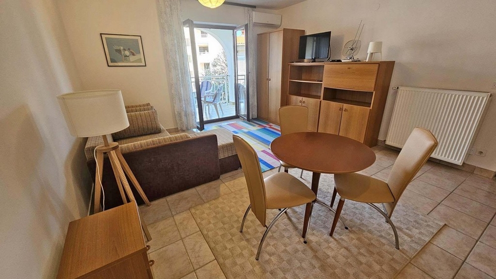 Obývací pokoj se vstupem na balkon a nábytkem