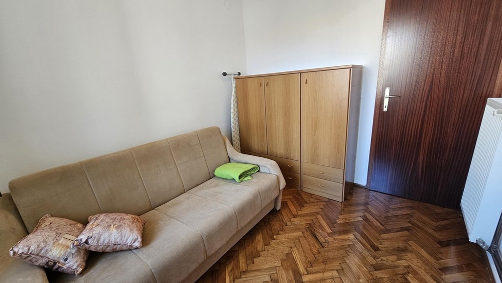 Ložnice s pohovkou a šatnou