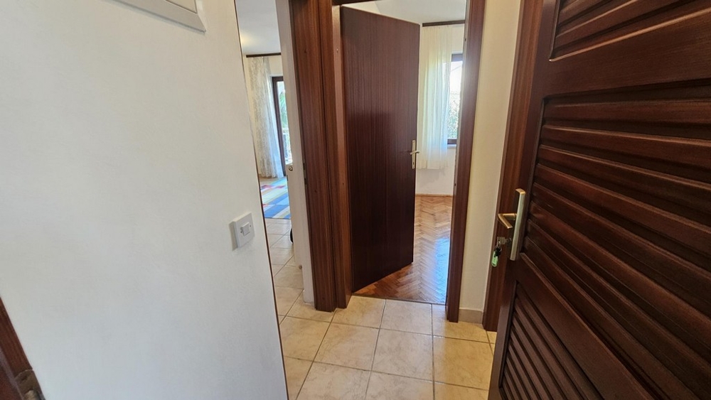 Předsíň se vstupem do obývacího pokoje a ložnice
