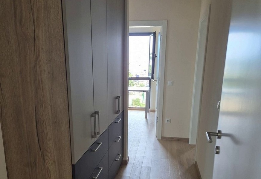 Předsíň s vestavěnými skříněmi a vstupem na balkon