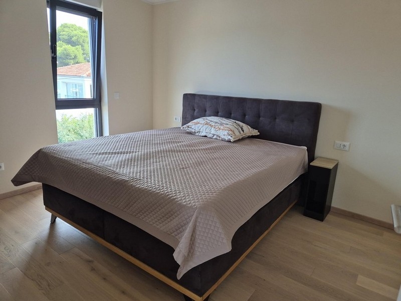 Ložnice s manželskou postelí a oknem