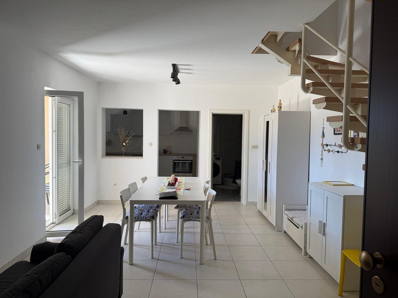 Obývací a jídelní kout ve spodním patře nemovitosti A3750.