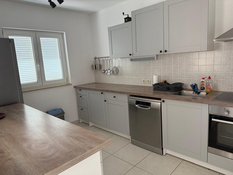 Kuchyň s vestavěnou kuchyňskou linkou a oknem