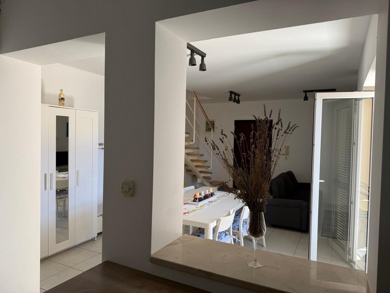 Pohled z jídelny do obývacího pokoje se schodištěm