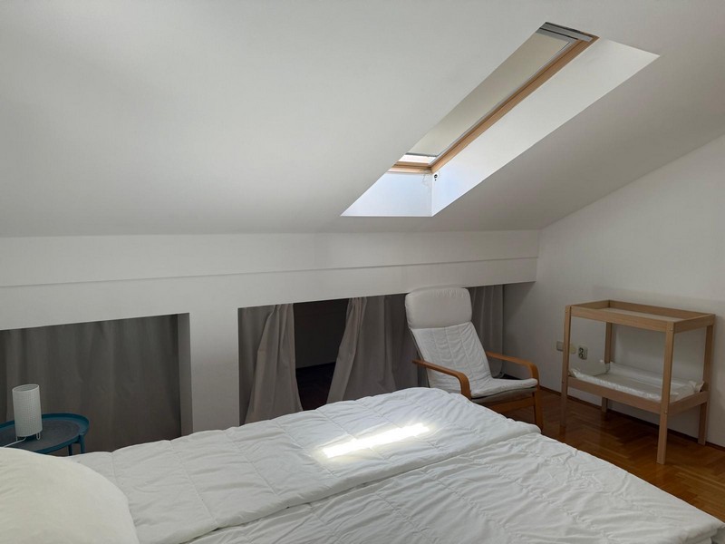 Podkrovní ložnice se střešním oknem
