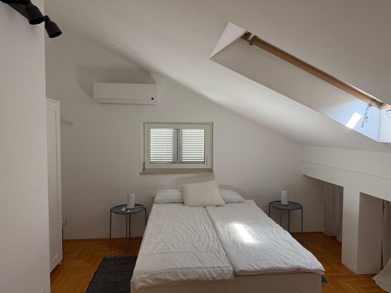 Podkrovní ložnice s manželskou postelí