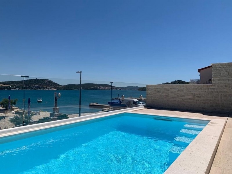 Bazén a výhled na moře z nemovitosti A3752 v Chorvatsku.