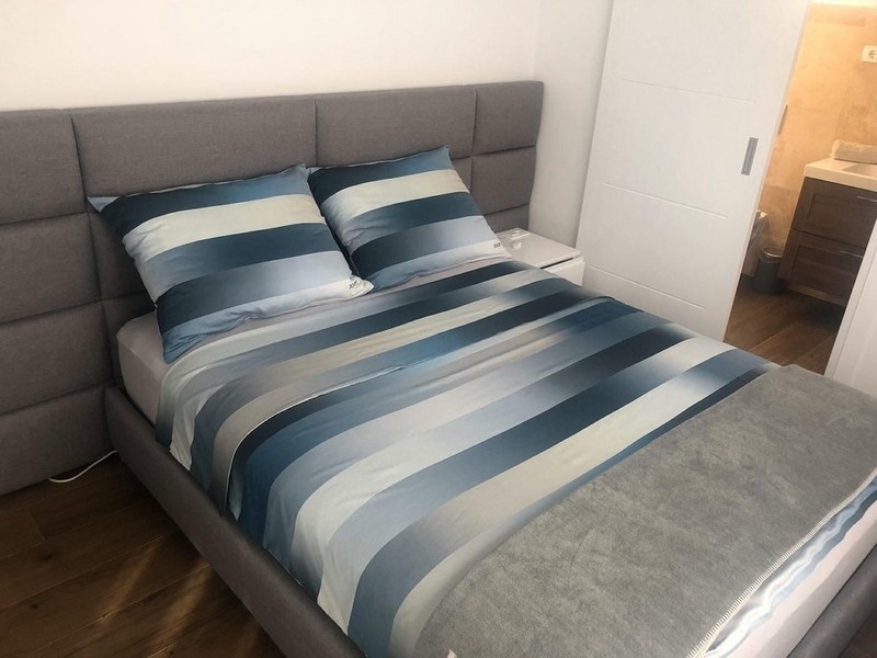 Ložnice s manželskou postelí a přístupem do koupelny