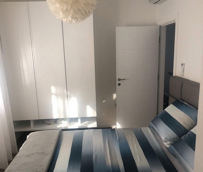 Ložnice s velkou šatní skříní a manželskou postelí