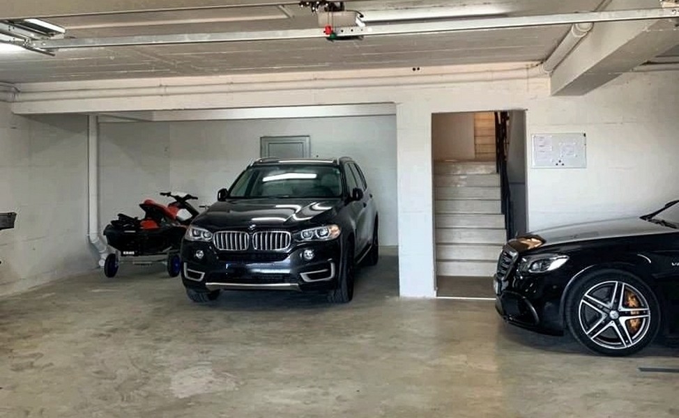 Podzemní parkoviště s parkovacími místy a přístupovým schodištěm