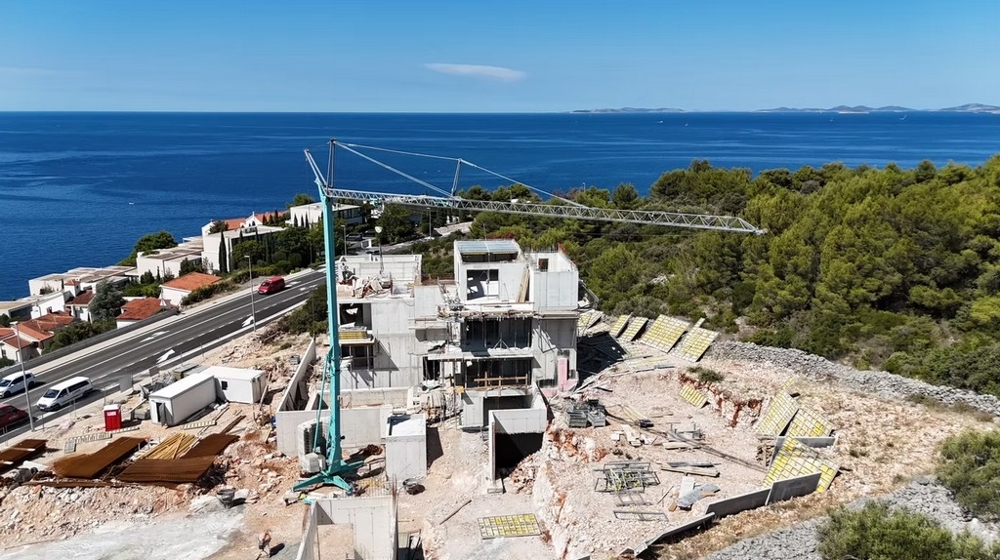 Postup výstavby rezidenčního komplexu A3754 s výhledem na moře
