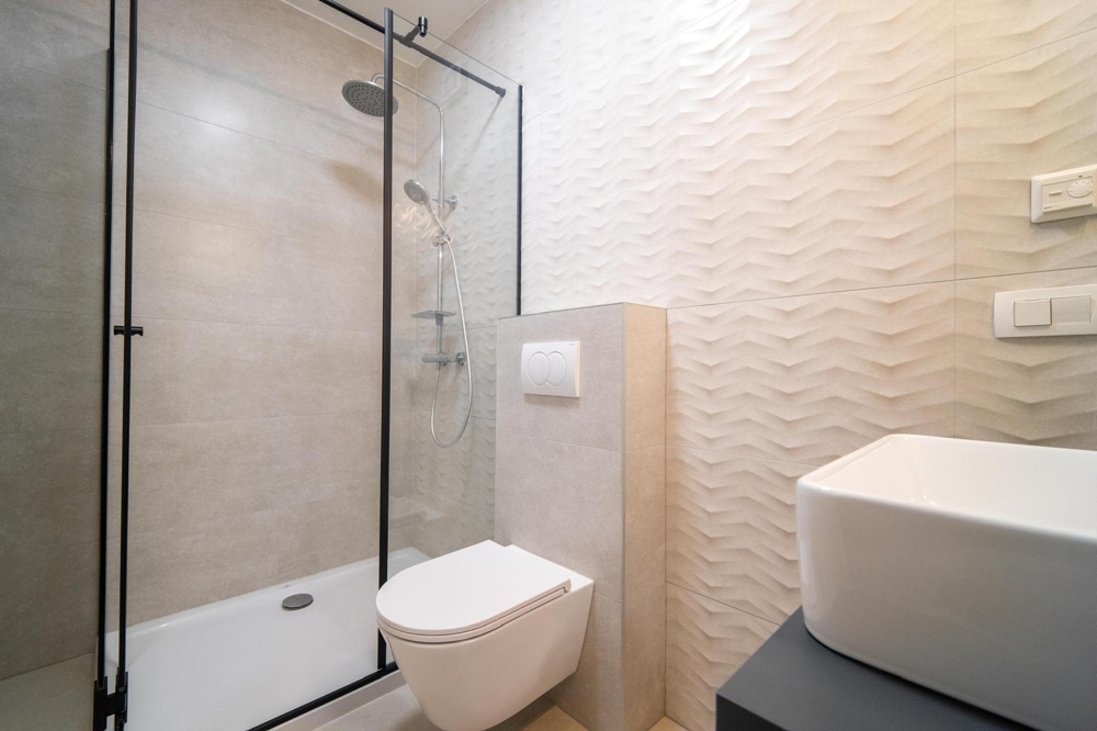 Moderní koupelna se sprchovým koutem.