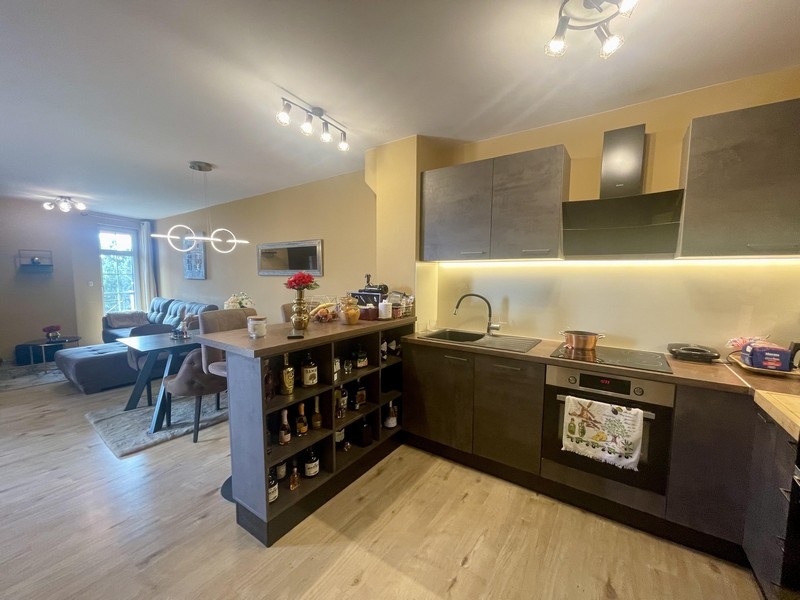 Otevřená kuchyně s jídelním koutem a výhledem do obývacího pokoje