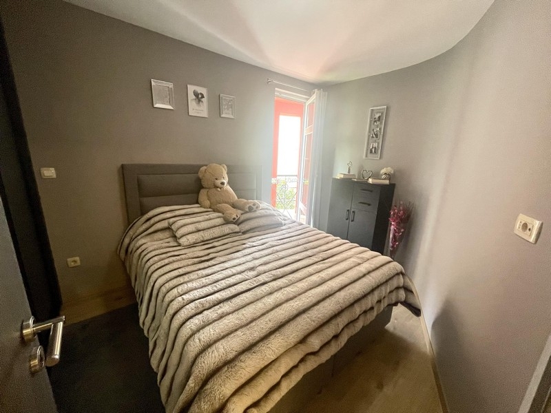 Ložnice s manželskou postelí a vstupem na balkon