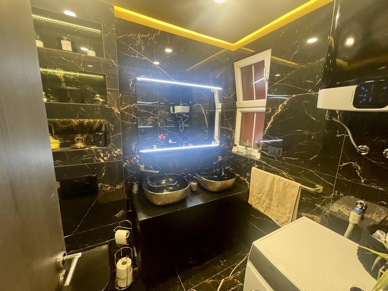 Moderní koupelna s dvojitým umyvadlem a zrcadlem