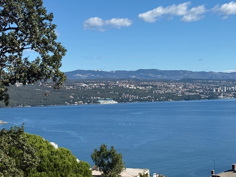 Výhled na moře z bytu na pobřeží a hory