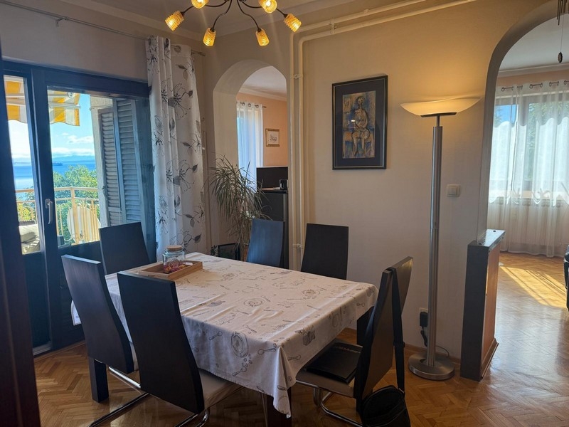 Jídelna se vstupem na balkon a výhledem na moře