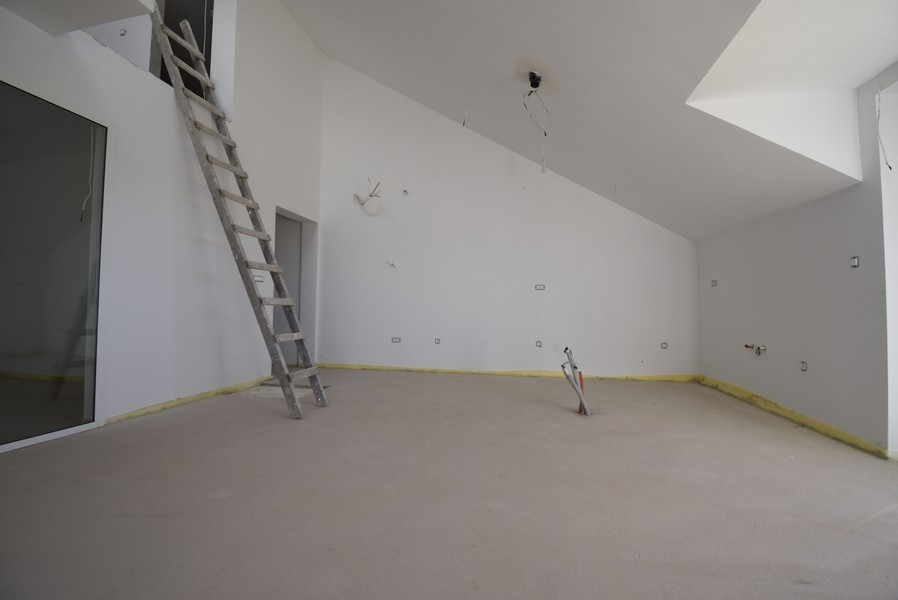 Otevřený prostor v podkroví s galerií a žebříkovým schodištěm