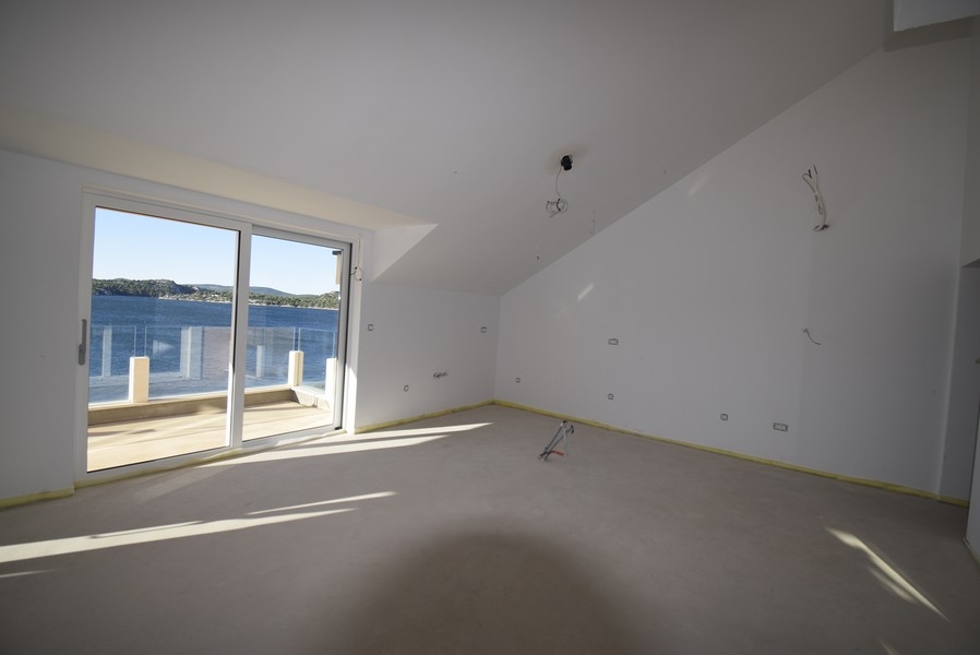 Obytná část v podkroví se vstupem na terasu a výhledem na moře