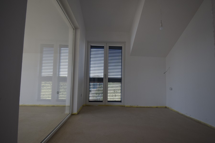 Pokoj s okenicemi a prosklenou stěnou