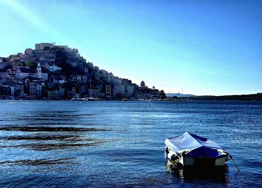 Pohled na Šibenik z nemovitosti A3762 v Chorvatsku.