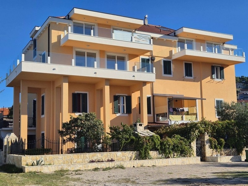 V této nové budově se prodávají apartmány v blízkosti moře.