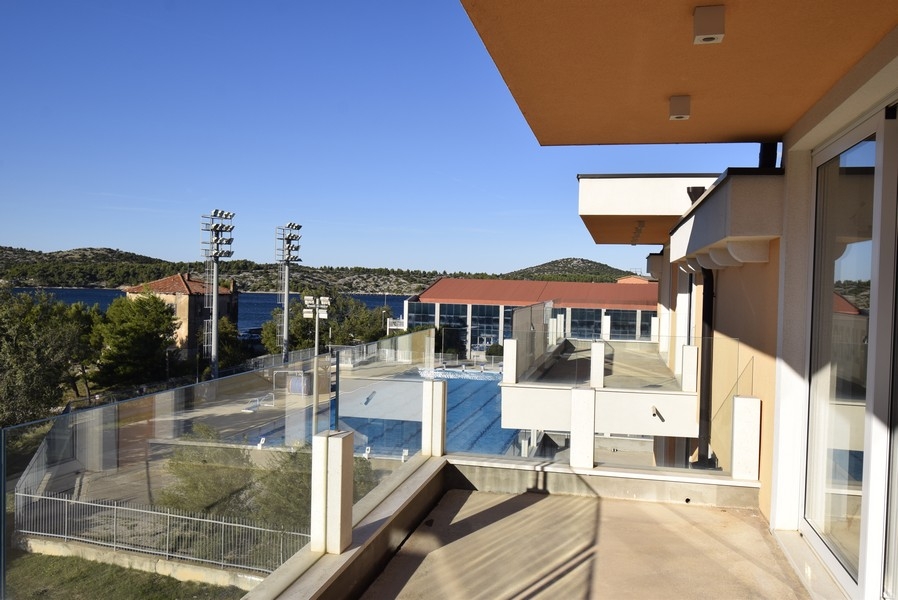 Balkon s výhledem na moře a na sportovní areál v Šibeniku