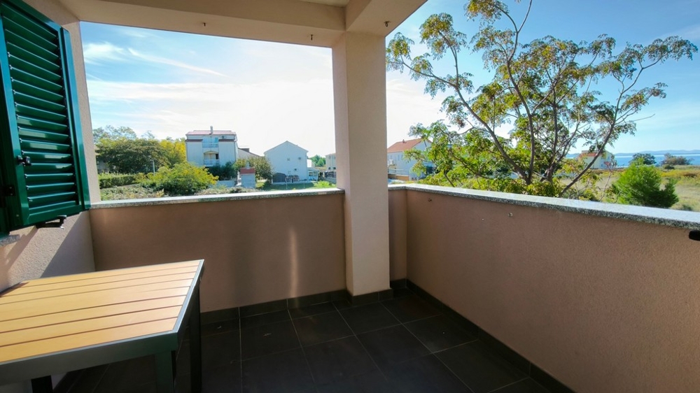 Terasa s výhledem na moře v Privlaka, Zadar region, Chorvatsko.