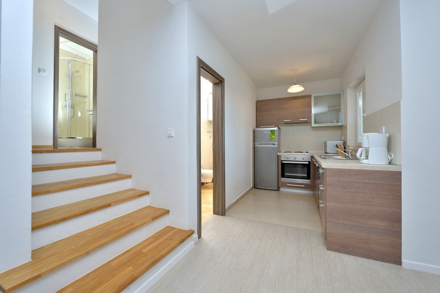 Kuchyň a schodiště objektu A3764 v Privlace - Panorama Scouting.