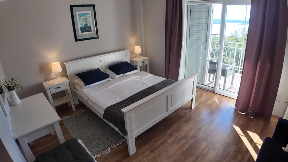 Manželská postel a výhled na terasu