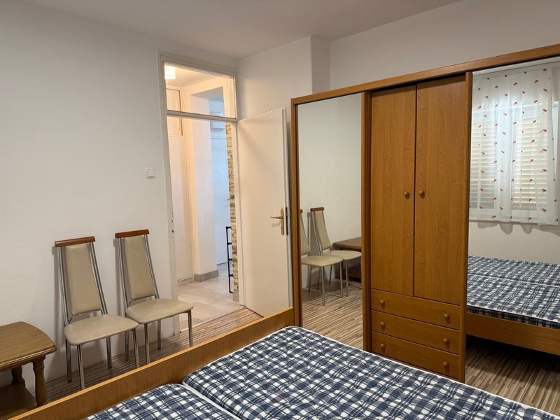 Druhá ložnice s manželskou postelí a šatní skříní