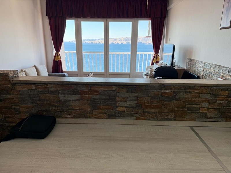 Obývací pokoj s panoramatickými okny a výhledem na Jaderské moře