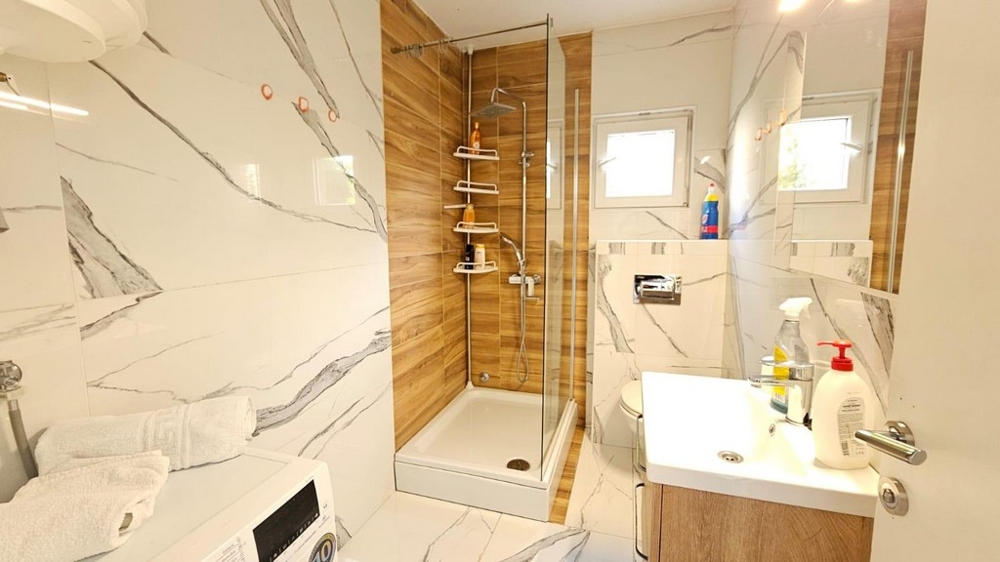 Moderní koupelna se sprchovým koutem.