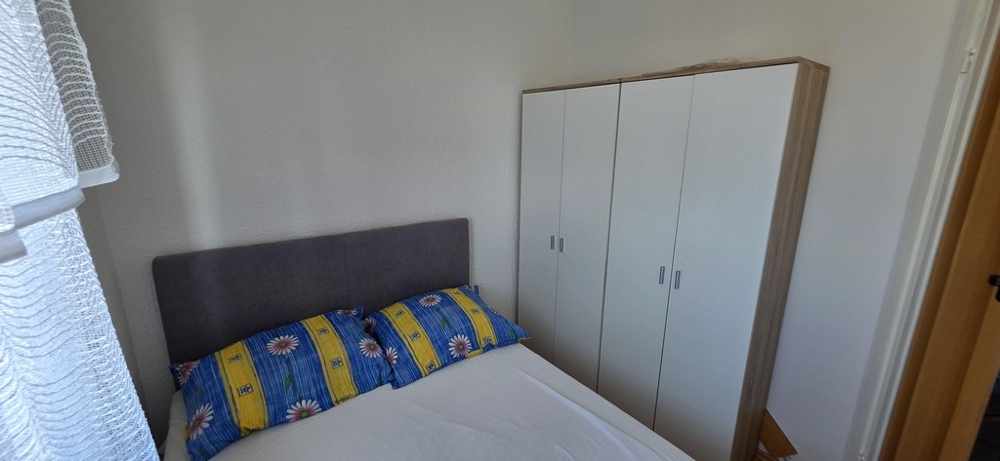 Ložnice s šatní skříní.