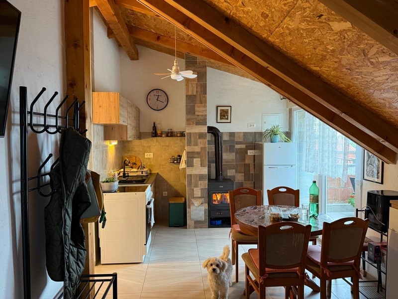 Jídelní kout a kuchyně.