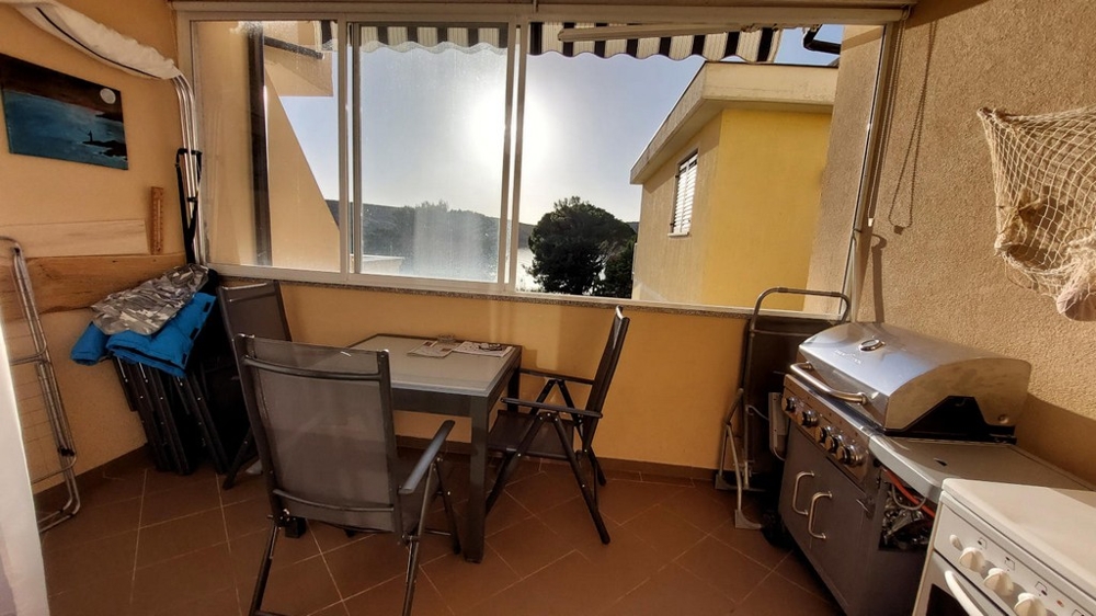 Lodžie s výhledem na moře a grilem