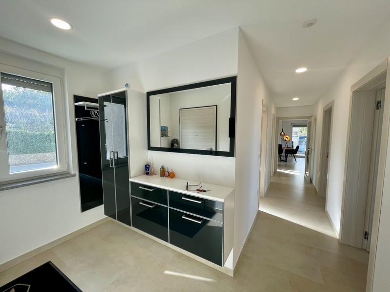 Moderní vstupní prostor a výhled do chodby.