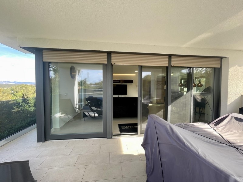 Krytá terasa nemovitosti A3780 na ostrově Krk v Chorvatsku.