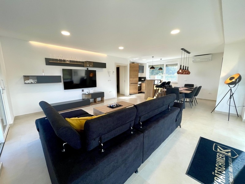 Moderní byt s vysoce kvalitním nábytkem na prodej v Chorvatsku - Panorama Scouting.